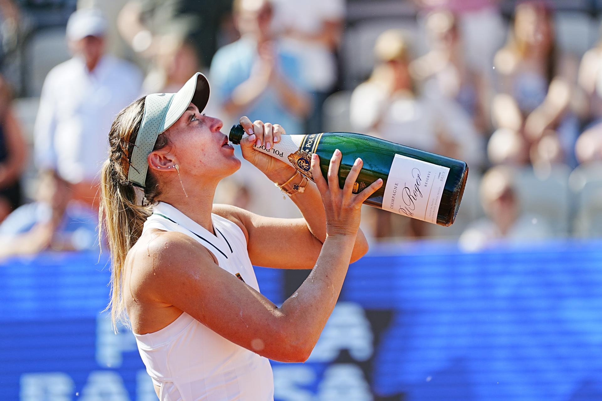 La tenista española Paula Badosa golpea la bola durante la final del torneo de Bastad (Suecia) ante la suiza Simona Waltert. EFE/EPA/BJORN LARSSON ROSVALL
