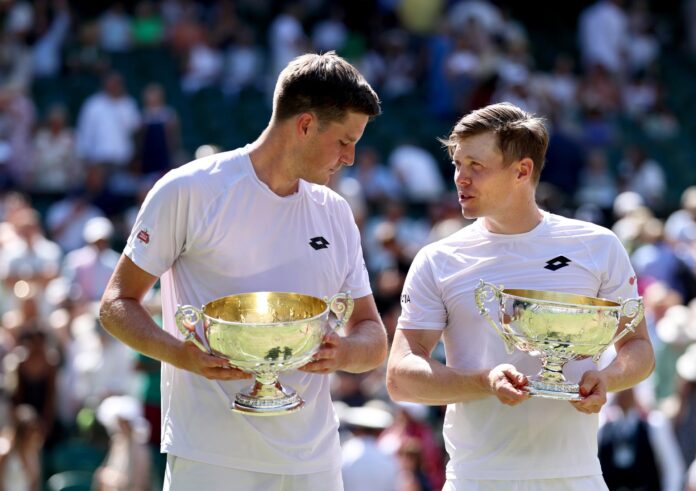 El equipo formado por el finlandés Harri Heliovaara y el británico Henry PAtten tras la final de dobles masculinos del torneo de Wimbledo. EFE/EPA/NEIL HALL
