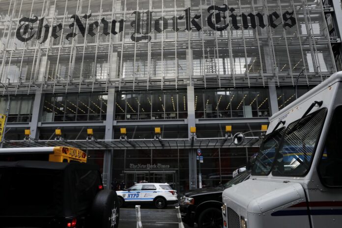 Fotografía de archivo en donde se observa la fachada del edificio del New York Times en la Octava Avenida en Nueva York, Nueva York, EE. UU.. EFE / PETER FOLEY
