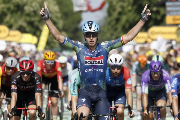 El cicista belga Tim Merlier, del equipo Soudal Quick-Step, celebra la victoria en la octava etapa del Tour de Francia que se ha disputado entre Périgueux y Bergerac, Francia. EFE/EPA/YOAN VALAT
