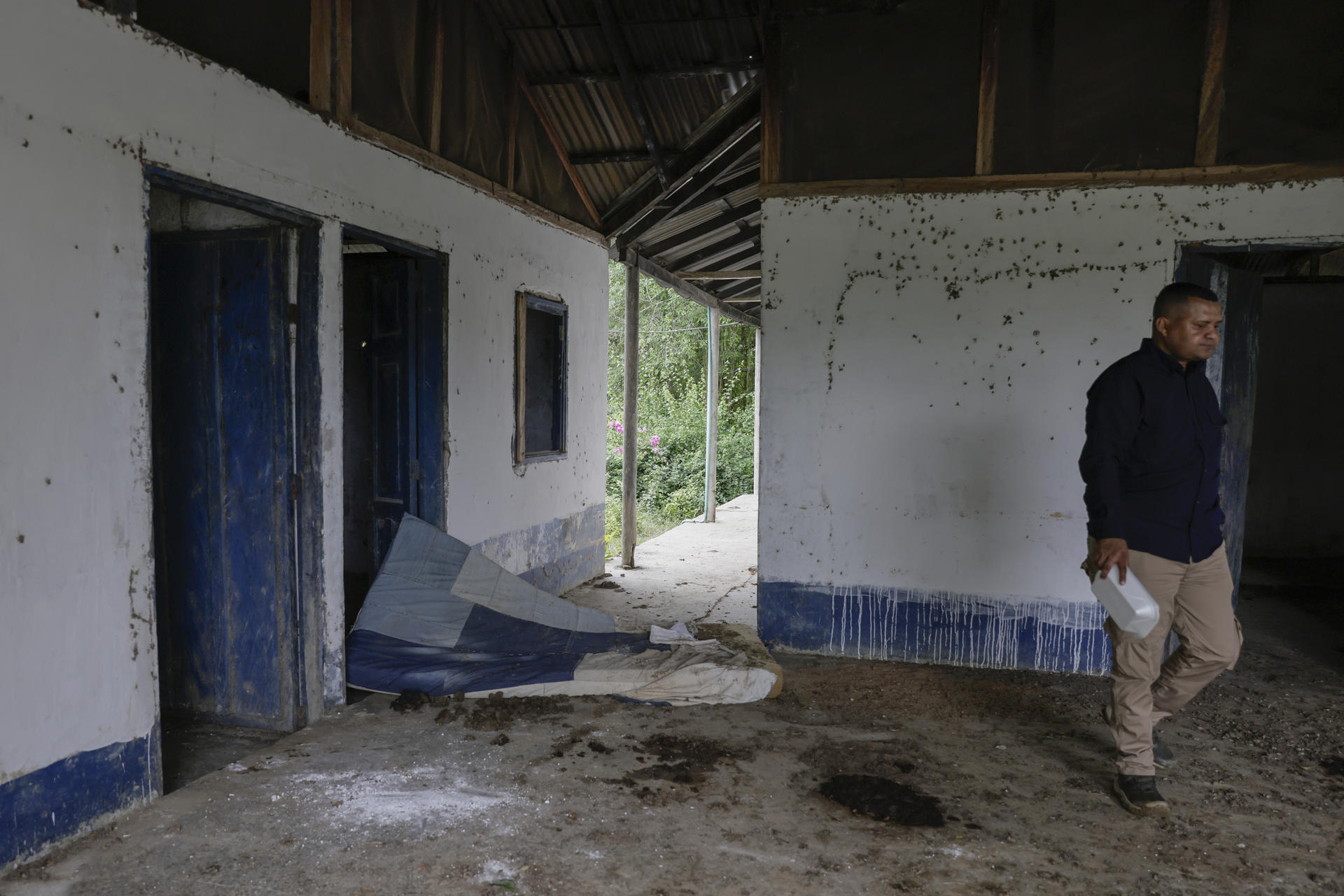 Una persona camina por la hacienda La Palmira durante una diligencia de recuperación este jueves, en Pueblo Nuevo (Colombia). EFE/ Carlos Ortega
