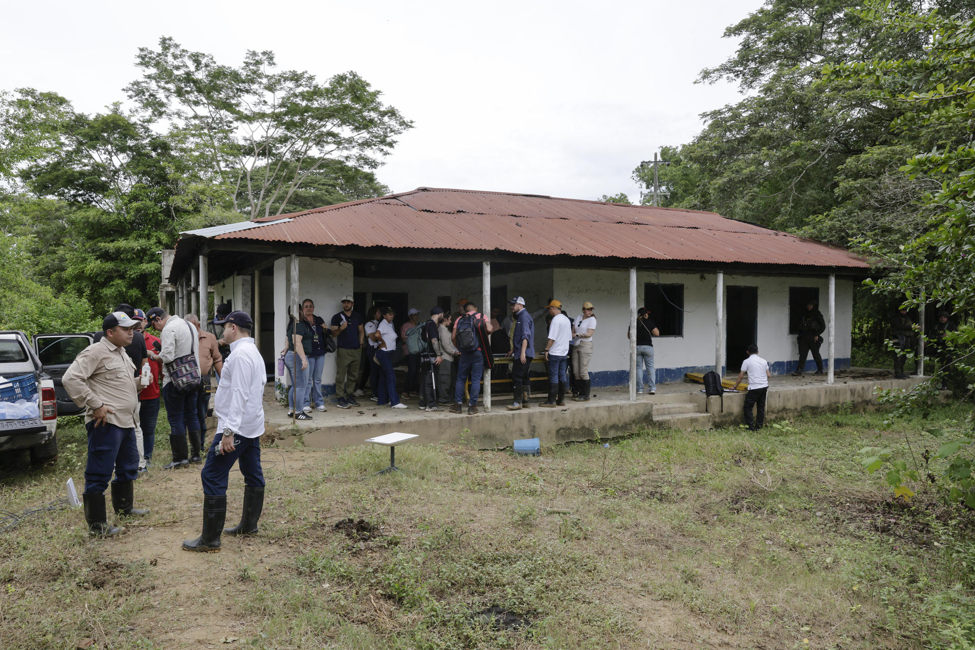 Integrantes de la Agencia Nacional de Tierras (ANT) de Colombia, participan de la diligencia de recuperación de la hacienda La Palmira este jueves, en Pueblo Nuevo (Colombia). EFE/ Carlos Ortega
