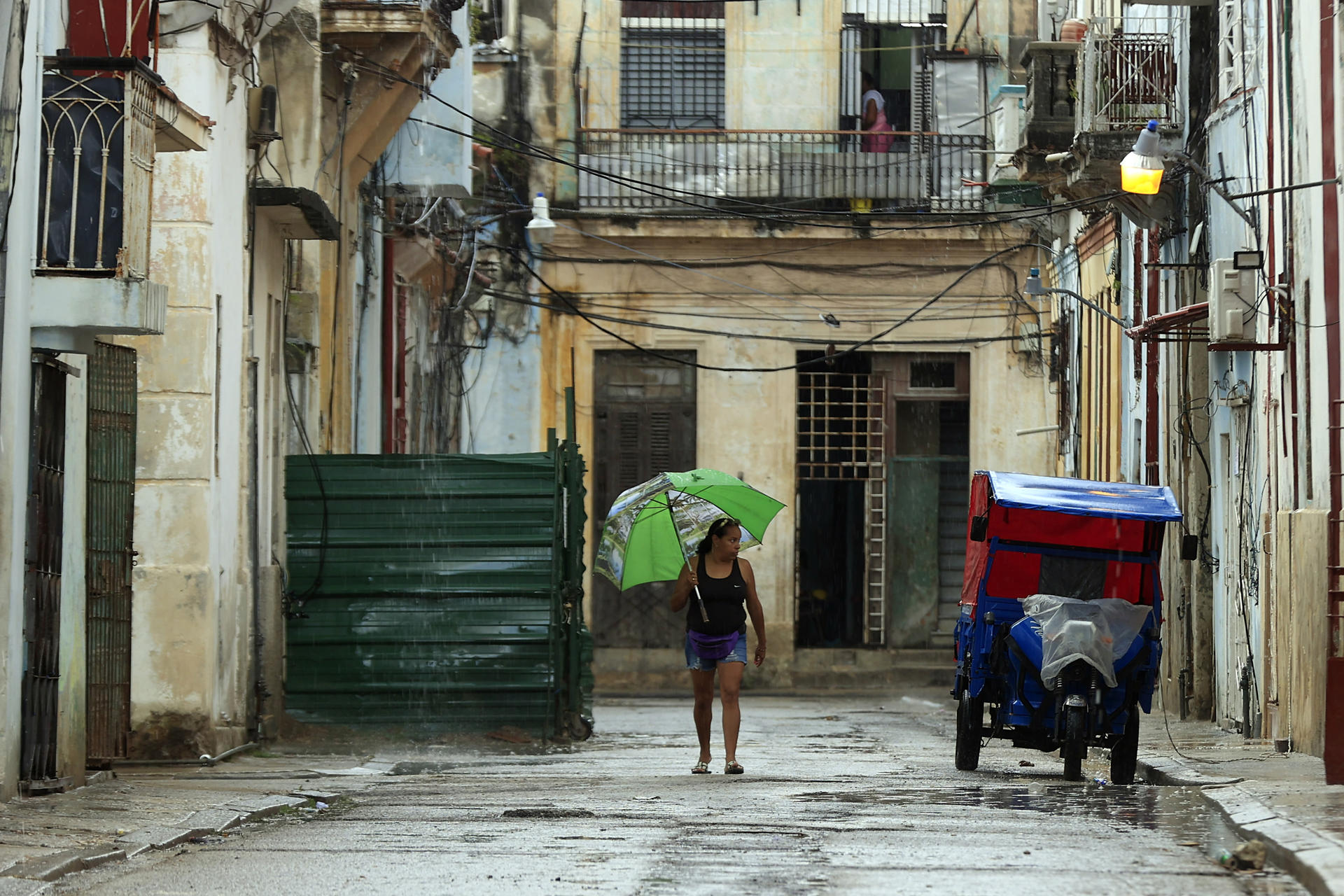 Una persona camina por una calle este jueves en La Habana (Cuba). EFE/ Ernesto Mastrascusa
