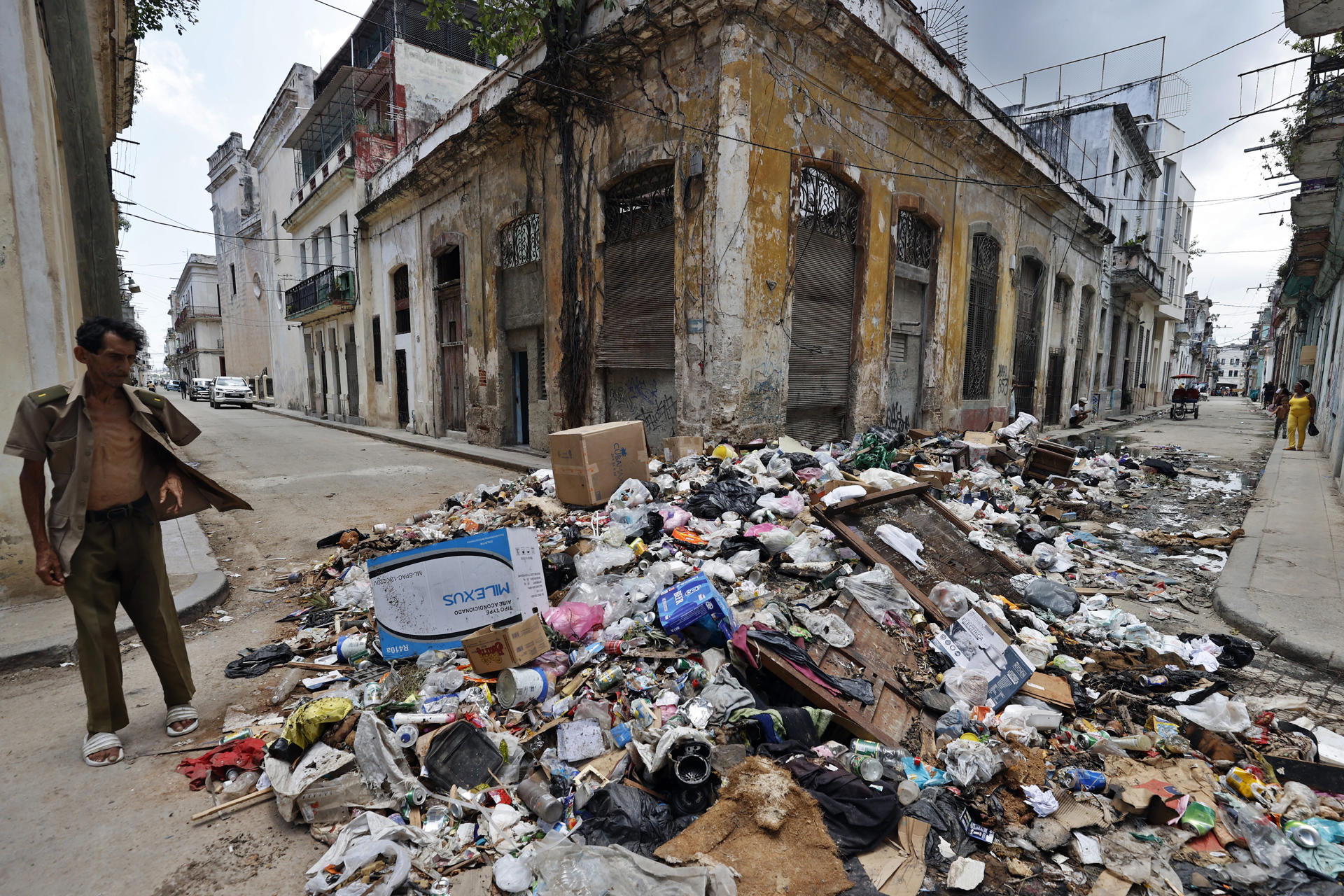 Una persona observa basura tirada en medio de una calle este jueves, en La Habana (Cuba). EFE/ Ernesto Mastrascusa
