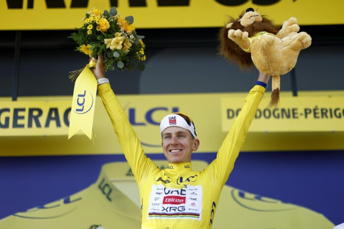 El esloveno Tadej Pogacar tras la octava etapa del Tour de Francia que se ha disputado entre Périgueux y Bergerac, Francia. EFE/EPA/YOAN VALAT
