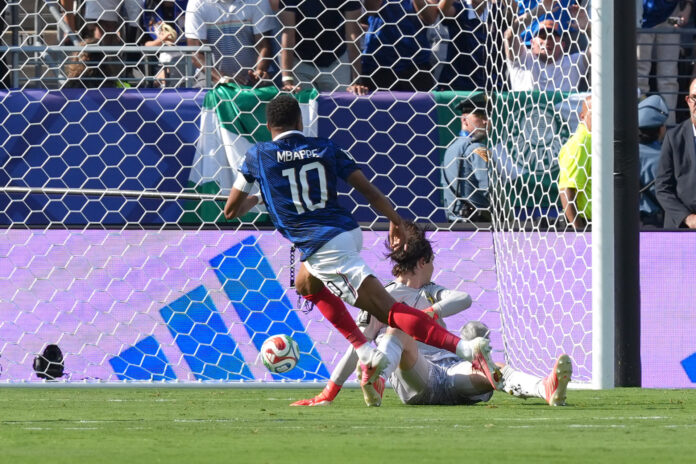 Kylian Mbappe (i) de Francia anota un gol que fue anulado en el estadio MetLife en Nueva Jersey (Estados Unidos). EFE/ Octavio Guzmán
