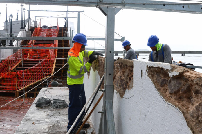 Operarios trabajan en la restauración de la Muralla Colonial de la Punta Chiriquí este jueves, en el Casco Antiguo de Ciudad de Panamá (Panamá). EFE/ Carlos Lemos

