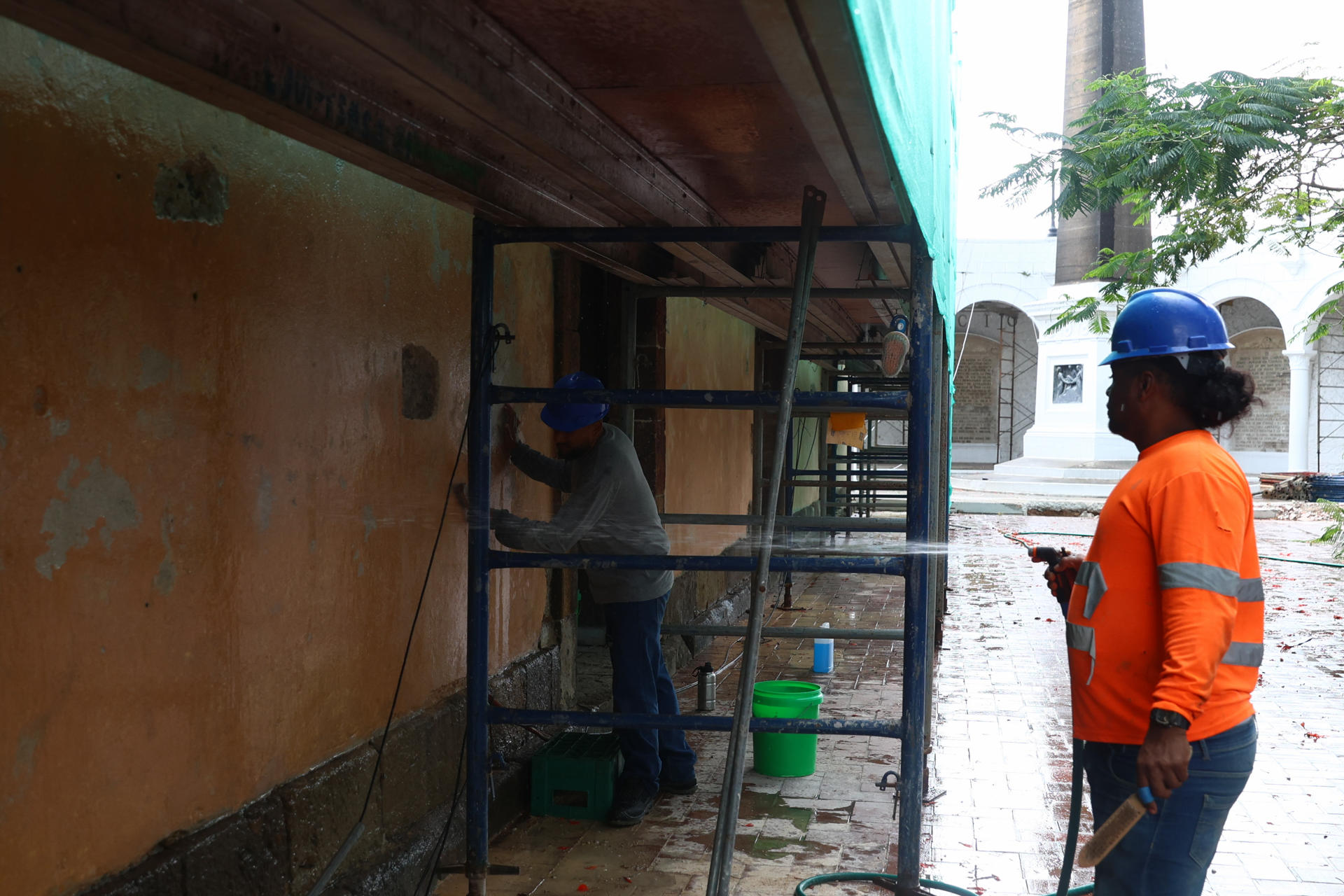 Un operario trabaja en la restauración de la plaza de Francia este jueves, en el Casco Antiguo de Ciudad de Panamá (Panamá). EFE/ Carlos Lemos