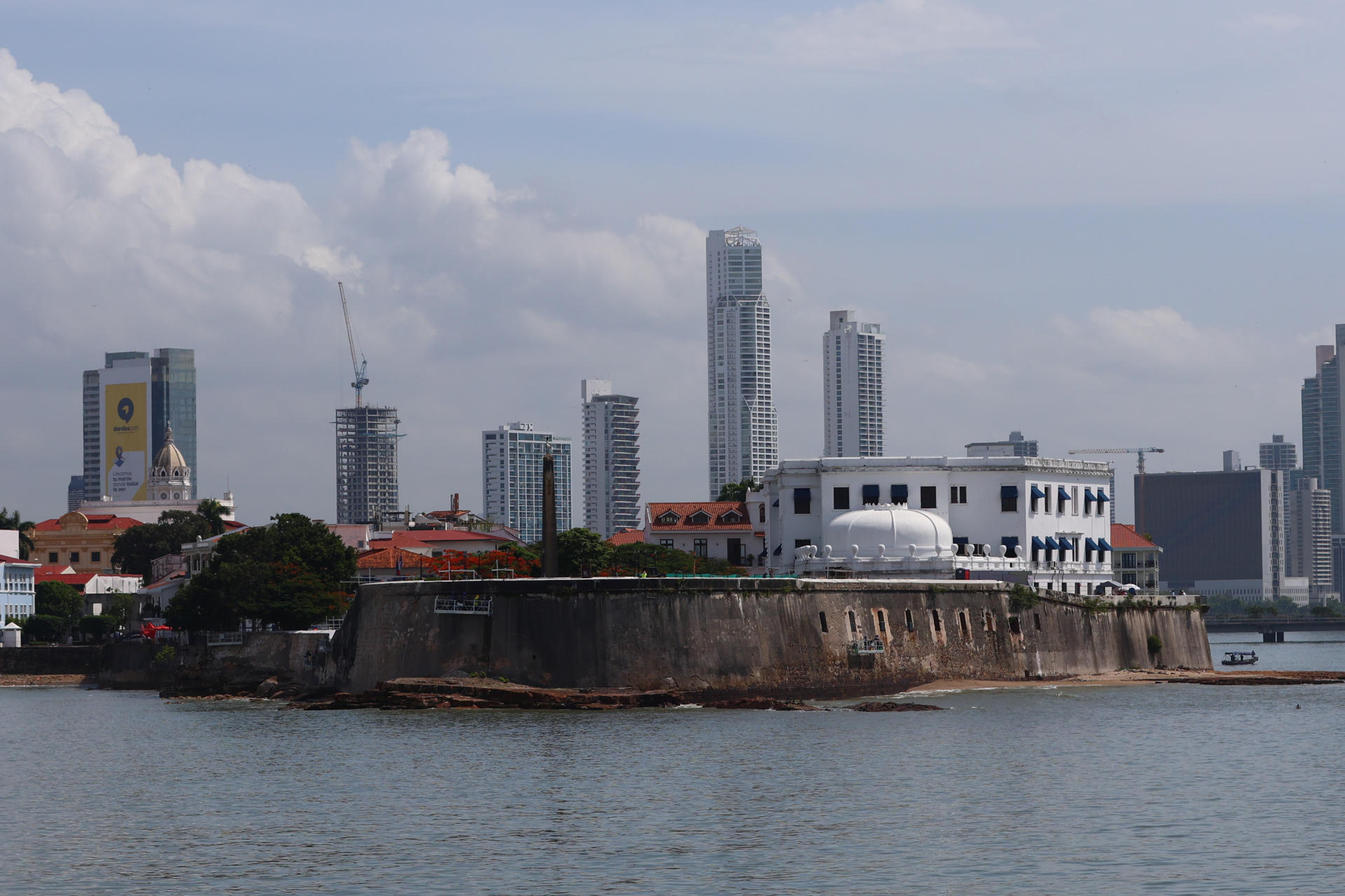 Fotografía que muestra la Muralla Colonial de la Punta Chiriquí este jueves, en el Casco Antiguo de Ciudad de Panamá (Panamá). EFE/ Carlos Lemos