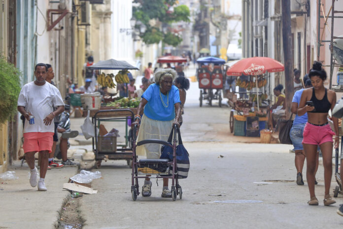 Personas caminan este jueves por una calle de La Habana (Cuba). 