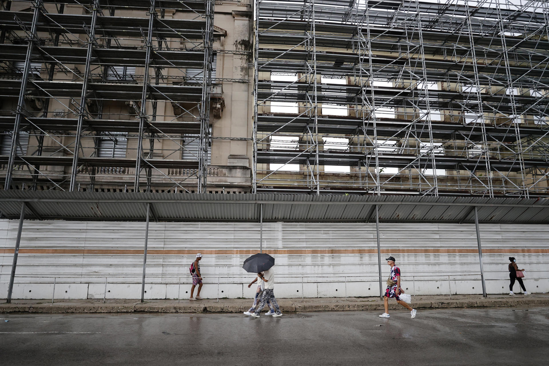 Personas caminan por una calle este jueves en La Habana (Cuba). EFE/ Ernesto Mastrascusa
