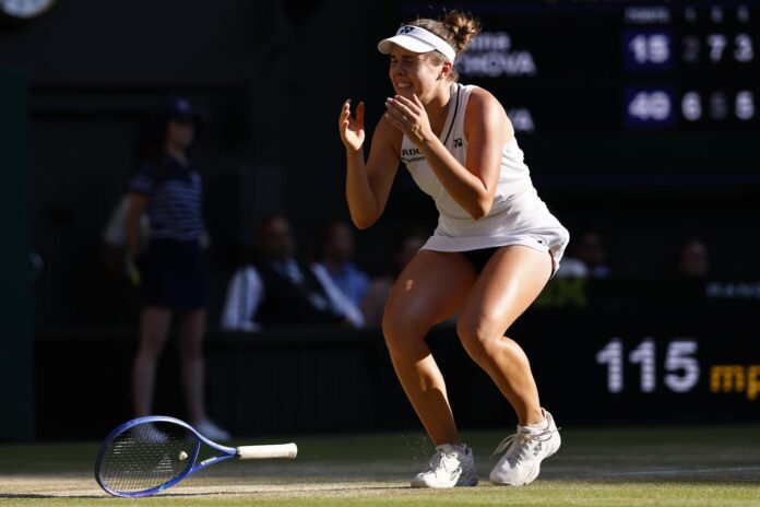 La jugadora checa Linda Noskova celebra la victoria durante la final de Wimbledon que ha disputado ante su compatriota Karolina Muchova en Londres, Reino Unido. EFE/EPA/TOLGA AKMEN
