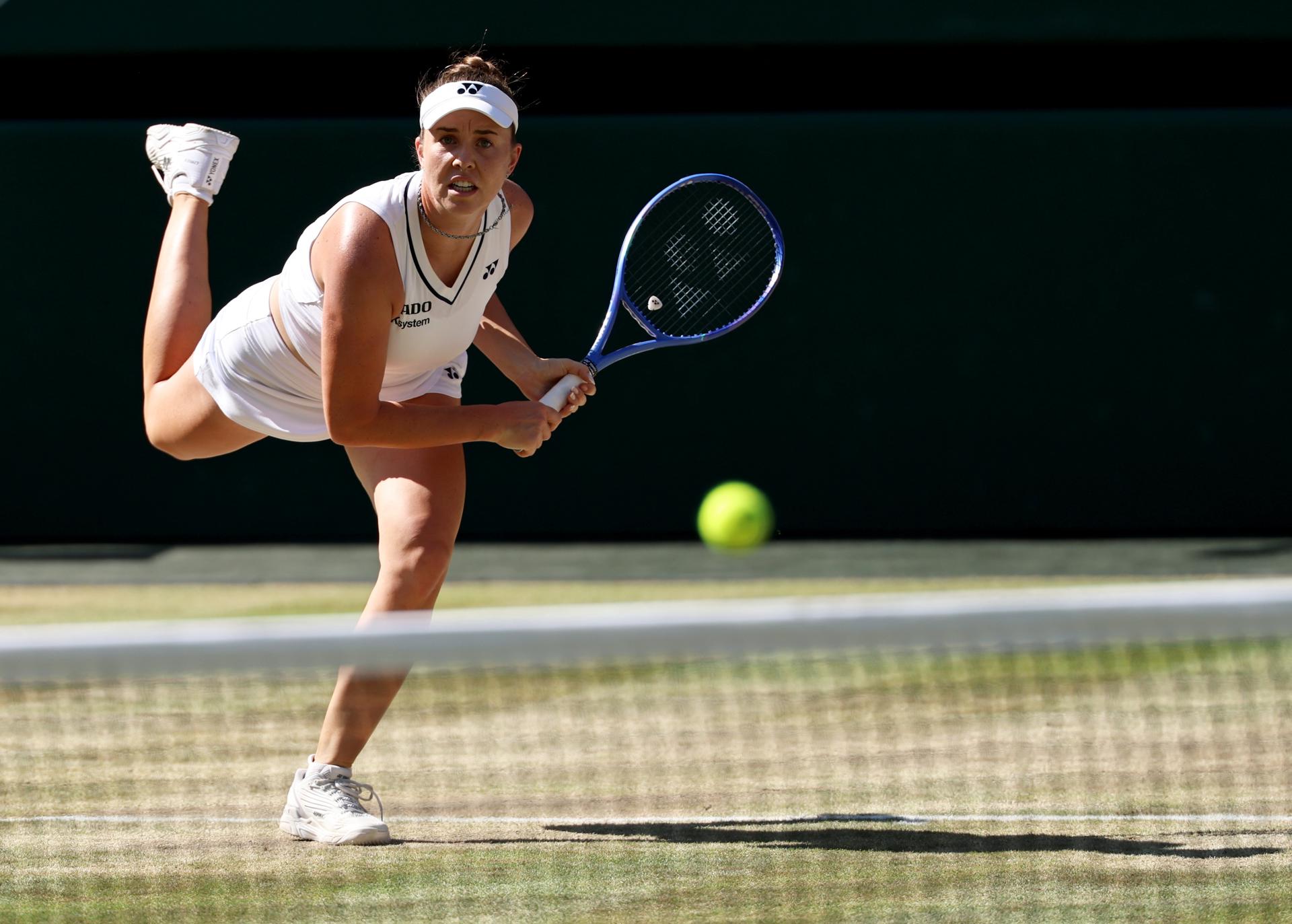 La jugadora checa Linda Noskova en acción durante la final de Wimbledon que ha disputado ante su compatriota Karolina Muchova en Londres, Reino Unido. EFE/EPA/NEIL HALL
