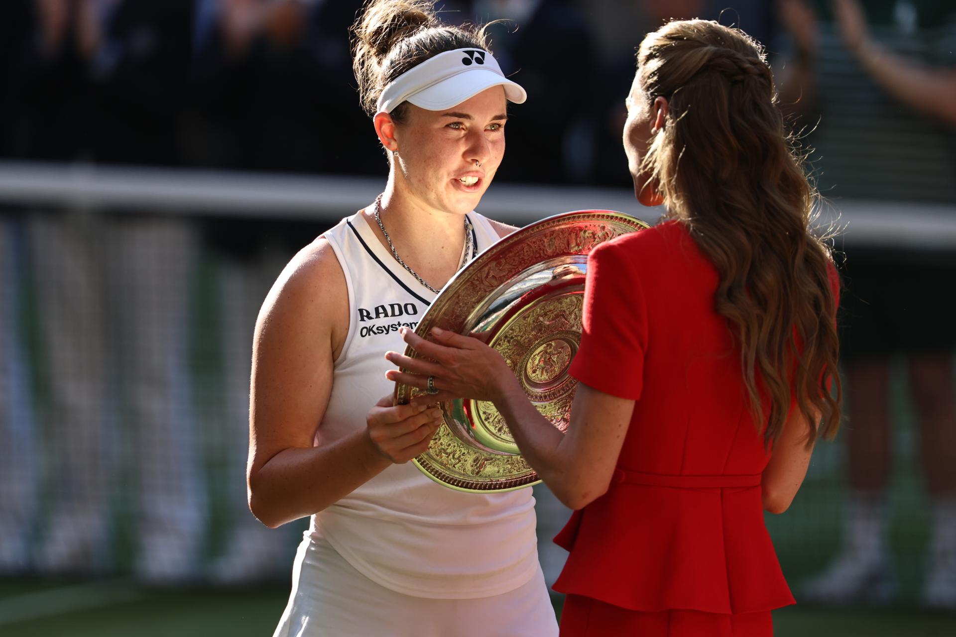 La jugadora checa Linda Noskova recibe el trofeo de manos de la Princesa de Gales Catherine, en Londres, Reino Unido. EFE/EPA/NEIL HALL
