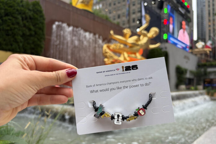 Fotografía que muestra una pulsera en Nueva York (Estados Unidos). EFE/ Estefanía Medina Manzano
