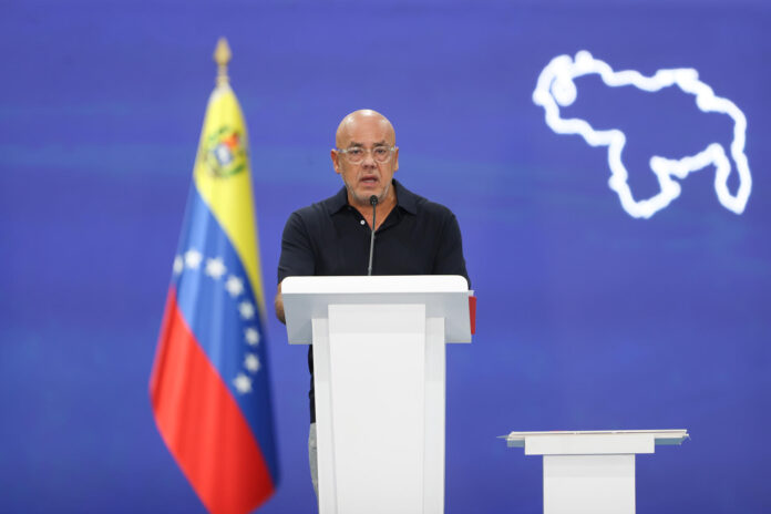 El presidente del Parlamento, Jorge Rodríguez, informó en una rueda de prensa que Venezuela estima en 25.000 el número de viviendas que se necesitarán para las más de 17.900 personas que perdieron sus casas por los terremotos del 24 de junio, para lo que el país necesitará recursos como los que están 