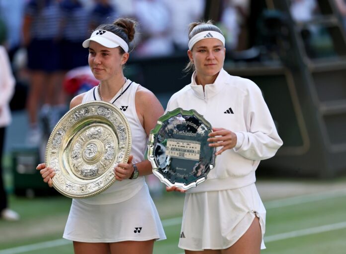 Las checas Linda Noskova (I y Karolina Muchova durante la final de Wimbledon que ha disputado ante su compatriota Karolina Muchova en Londres, Reino Unido EFE/EPA/NEIL HALL
