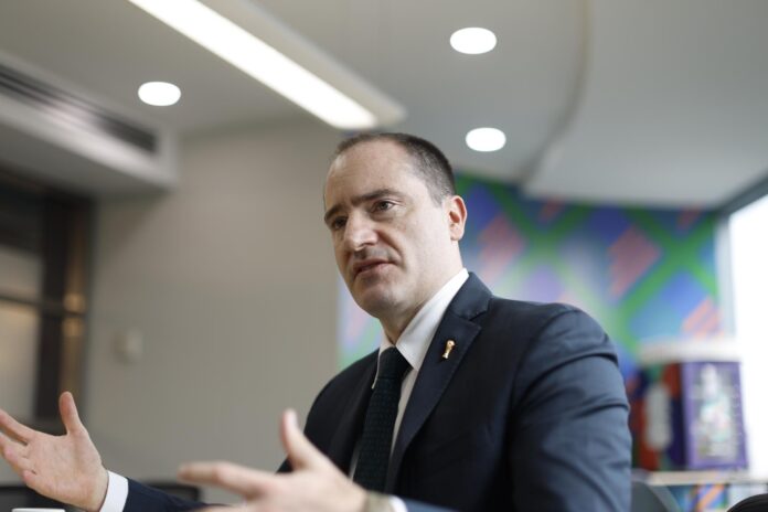 El director ejecutivo de Seguridad y Protección Civil de la FIFA en México, habla durante una entrevista con EFE este sábado, en Ciudad de México (México). EFE/ Sáshenka Gutiérrez

