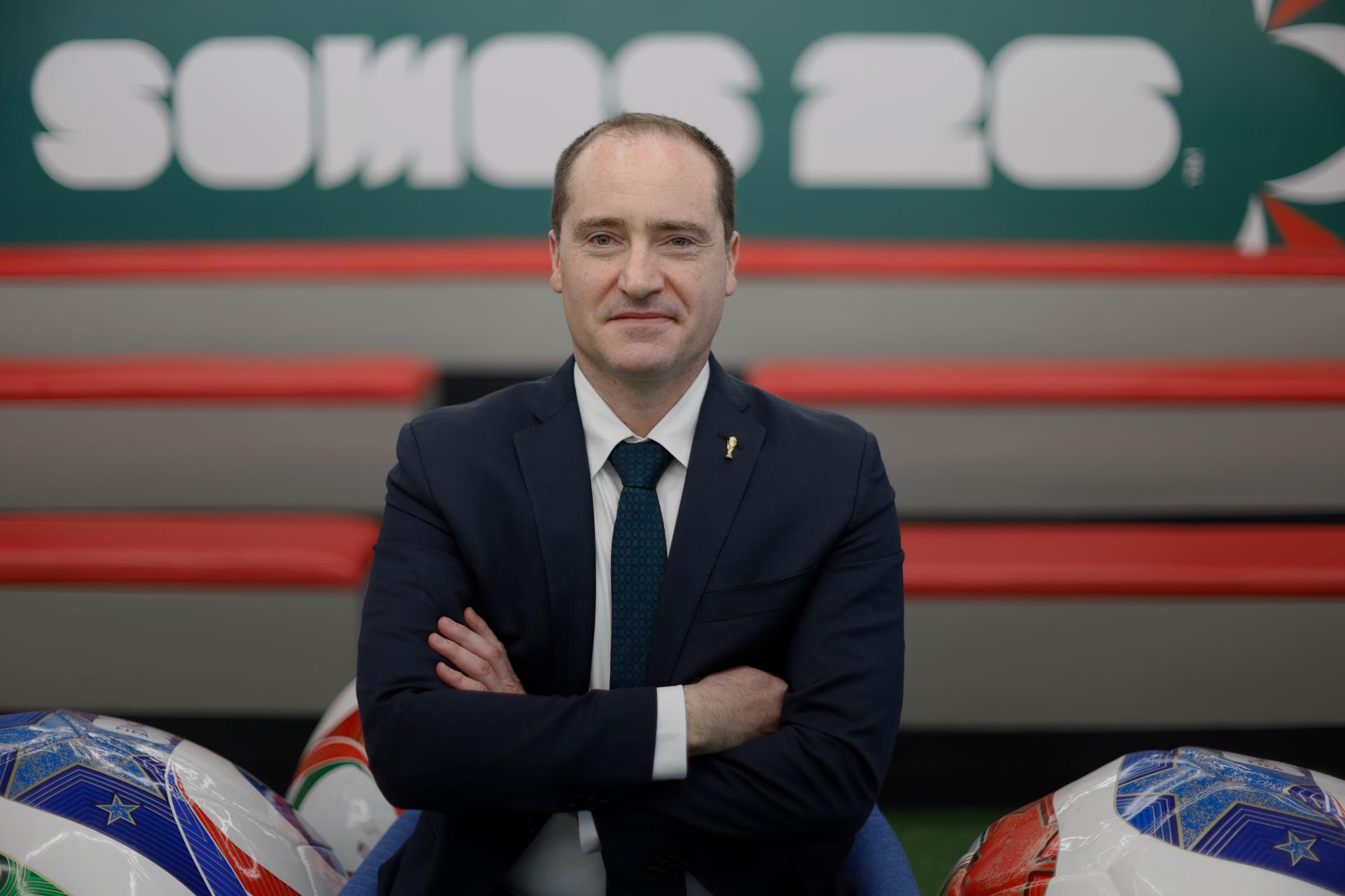 El director ejecutivo de Seguridad y Protección Civil de la FIFA en México, posa durante una entrevista con EFE este sábado, en Ciudad de México (México). EFE/ Sáshenka Gutiérrez
