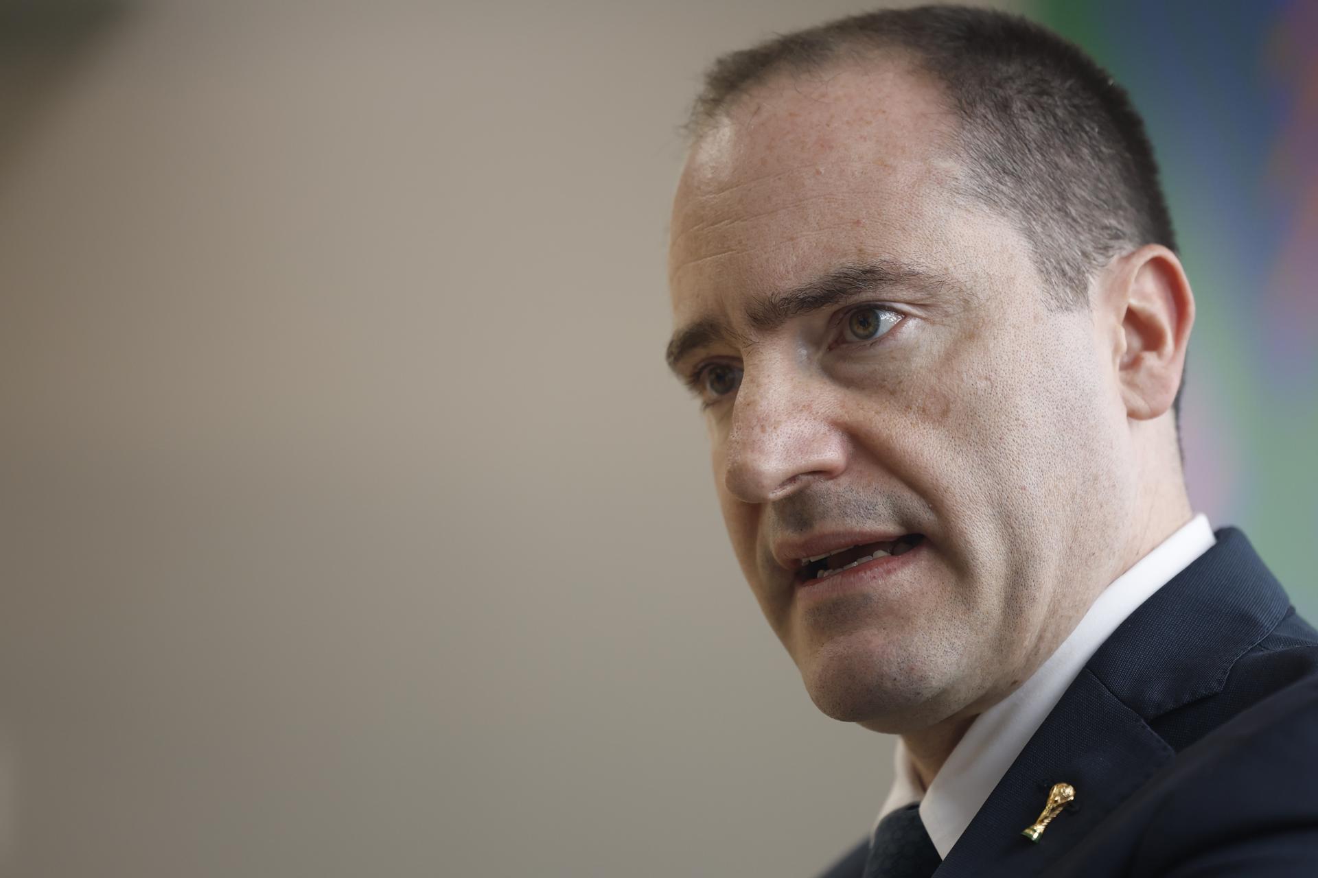 El director ejecutivo de Seguridad y Protección Civil de la FIFA en México, habla durante una entrevista con EFE este sábado, en Ciudad de México (México). EFE/ Sáshenka Gutiérrez
