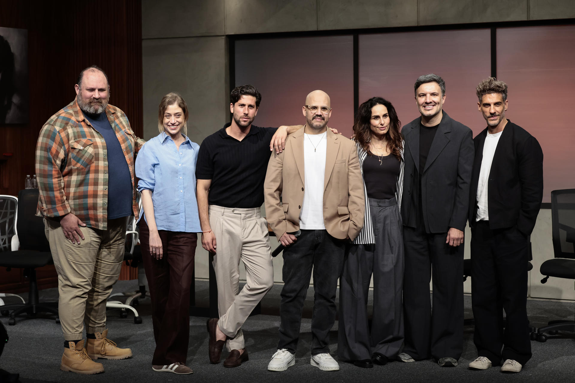 Desde la izquierda el elenco de la obra de teatro 'El método Grönholm'; Daniel Haddad, Tato Alexander, Diego Klein, el director Rodrigo Nava, Ana Serradilla, Alejandro de la Madrid y Erick Elías posan al finalizar una rueda de prensa este viernes, en Ciudad de México (México). 
Desde su estreno en catalán hace más de dos décadas, la obra española 'El método Grönholm' ha acumulado millones de espectadores e innumerables adaptaciones. La más reciente llega este sábado al Teatro Xola, en Ciudad de México, para retratar un tema universal: la despiadada competencia laboral.
EFE/José Méndez
