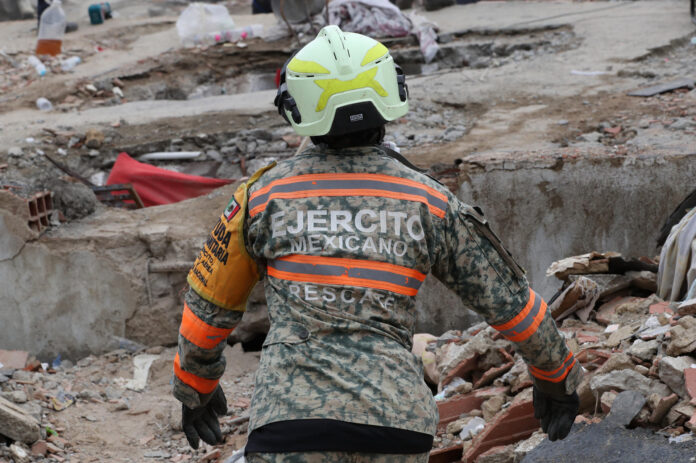 Una persona integrante del Ejercito de México realiza labores de búsqueda en los escombros de un edificio tras el doble terremoto del 24 de junio en Venezuela en La Guaira (Venezuela). EFE/ Raúl Martínez
