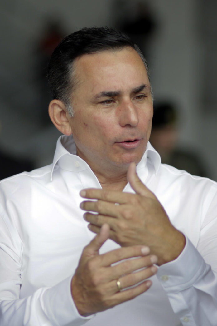 El ministro de Defensa de Honduras, Enrique Rodríguez, habla durante una entrevista con EFE este viernes, en Tegucigalpa (Honduras). Rodríguez dijo que su país potenciará las Fuerzas Armadas mediante un programa que, en el caso de la rama aérea, incluye 