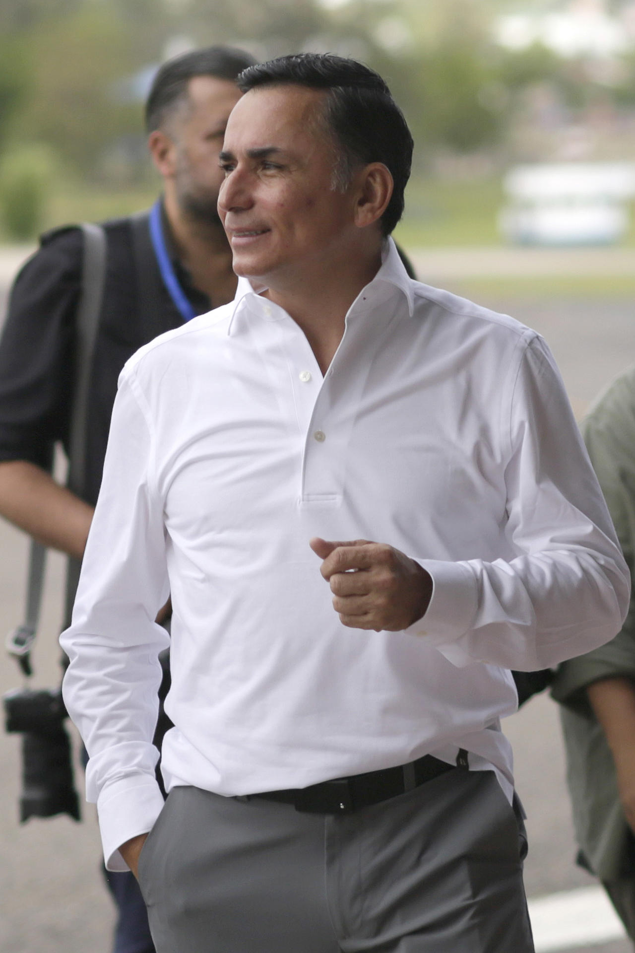 El ministro de Defensa de Honduras, Enrique Rodríguez, llega a una entrevista con EFE este viernes, en Tegucigalpa (Honduras). Rodríguez dijo que su país potenciará las Fuerzas Armadas mediante un programa que, en el caso de la rama aérea, incluye "la dotación de aviones de ala fija, no helicópteros", para atender situaciones de emergencia que respondan a necesidades de la población.EFE/ Gustavo Amador