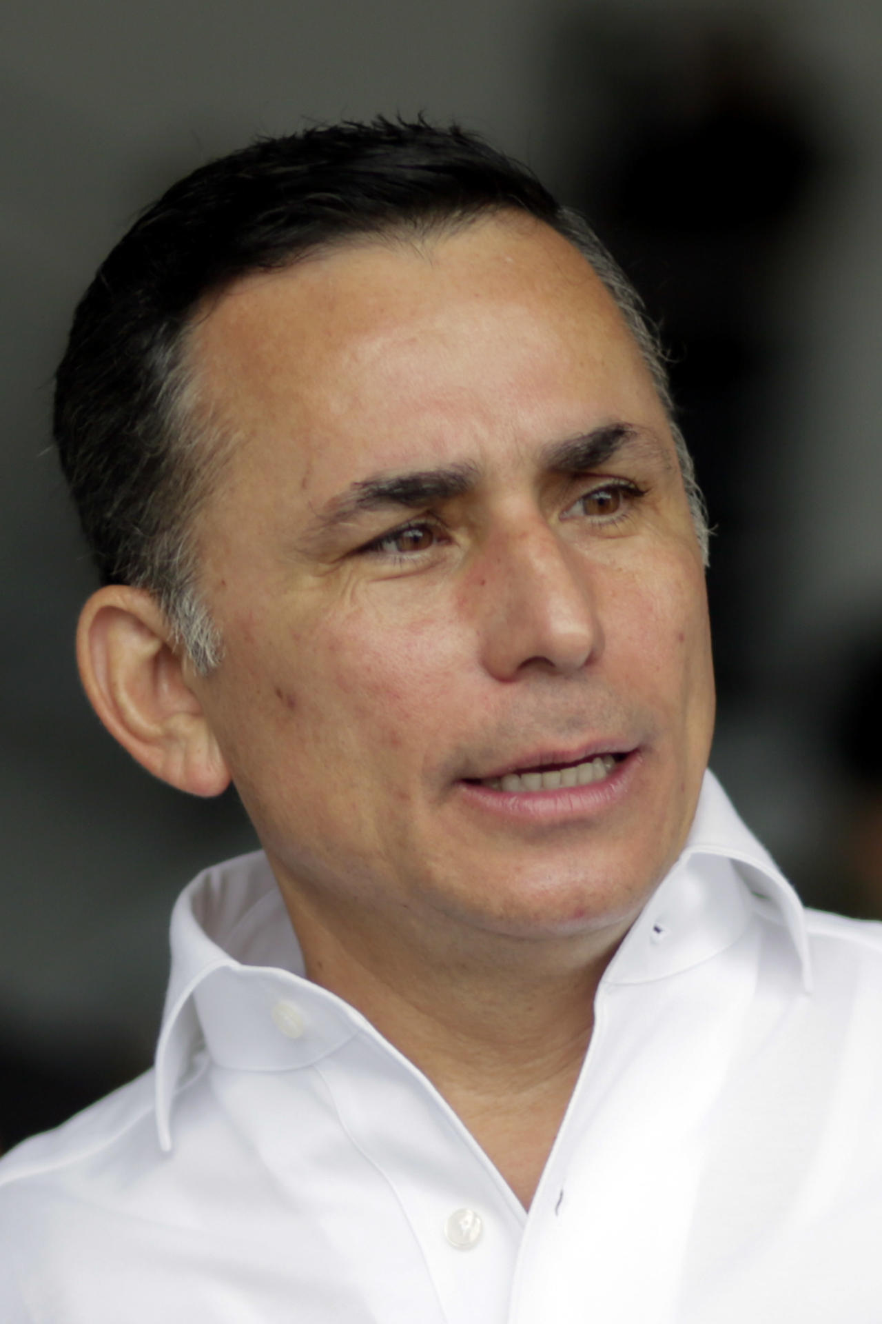 El ministro de Defensa de Honduras, Enrique Rodríguez, habla durante una entrevista con EFE este viernes, en Tegucigalpa (Honduras). Rodríguez dijo que su país potenciará las Fuerzas Armadas mediante un programa que, en el caso de la rama aérea, incluye "la dotación de aviones de ala fija, no helicópteros", para atender situaciones de emergencia que respondan a necesidades de la población.EFE/ Gustavo Amador