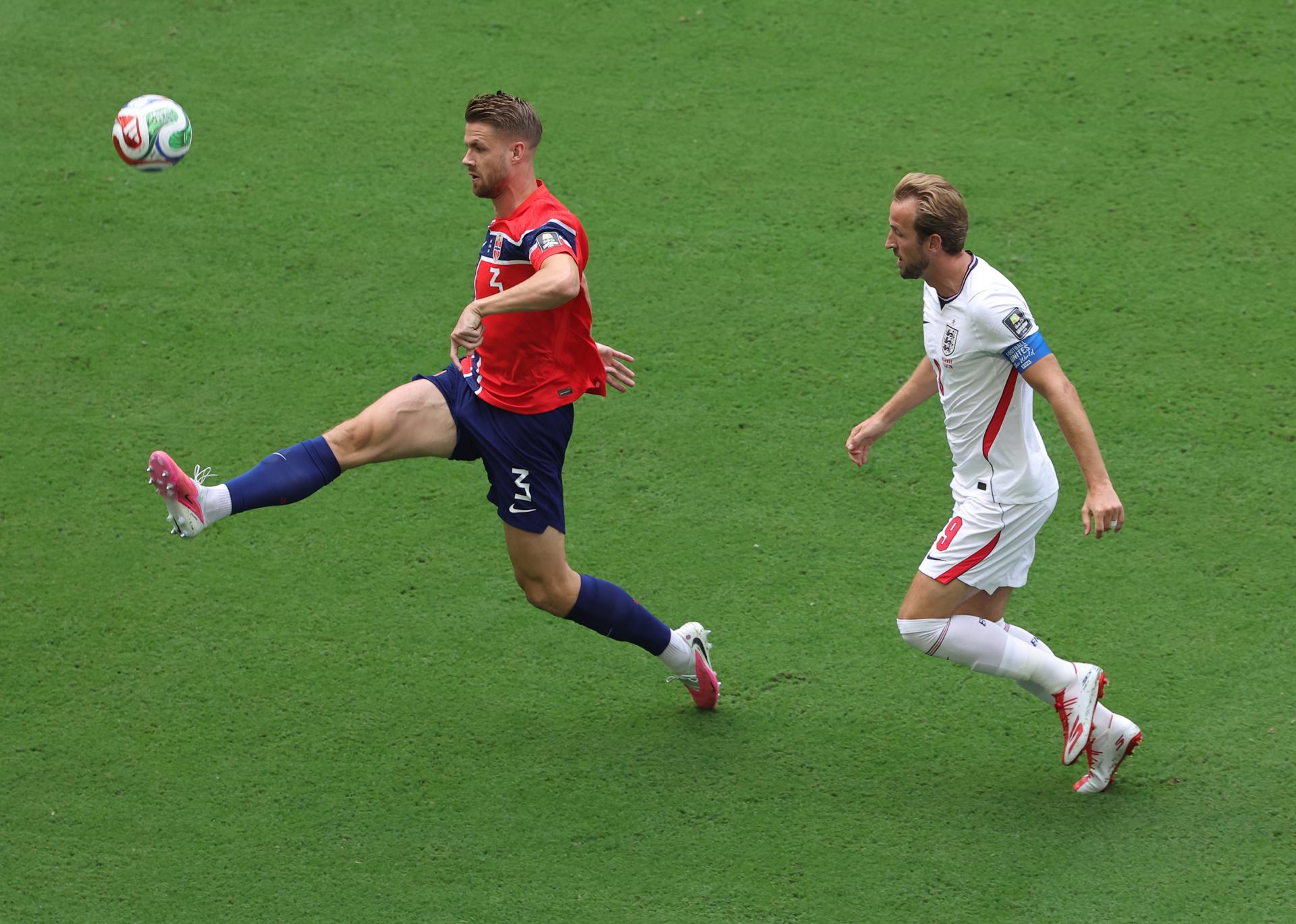 Kristoffer Ajer, de Noruega, conduce el balón ante la marca de Harry Kane, de Inglaterra. EFE/EPA/CRISTOBAL HERRERA-ULASHKEVICH
