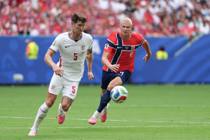 Erling Haaland (d) de Noruega disputa el balón con John Stones de Inglaterra este sábado, en el partido de cuartos de final del Mundial de la FIFA 2026 entre Noruega e Inglaterra en el estadio Hard Rock en Miami (Estados Unidos). EFE/ Octavio Guzmán
