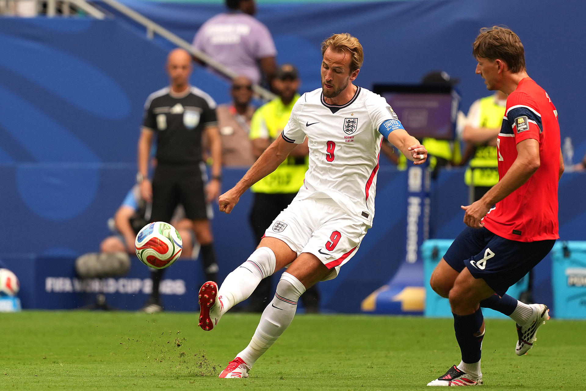 Sander Berge (d) de Noruega disputa el balón con Harry Kane de Inglaterra este sábado, en un partido de cuartos de final del Mundial de la FIFA 2026 entre Noruega e Inglaterra en el estadio Hard Rock en Miami (Estados Unidos). EFE/ Alberto Boal
