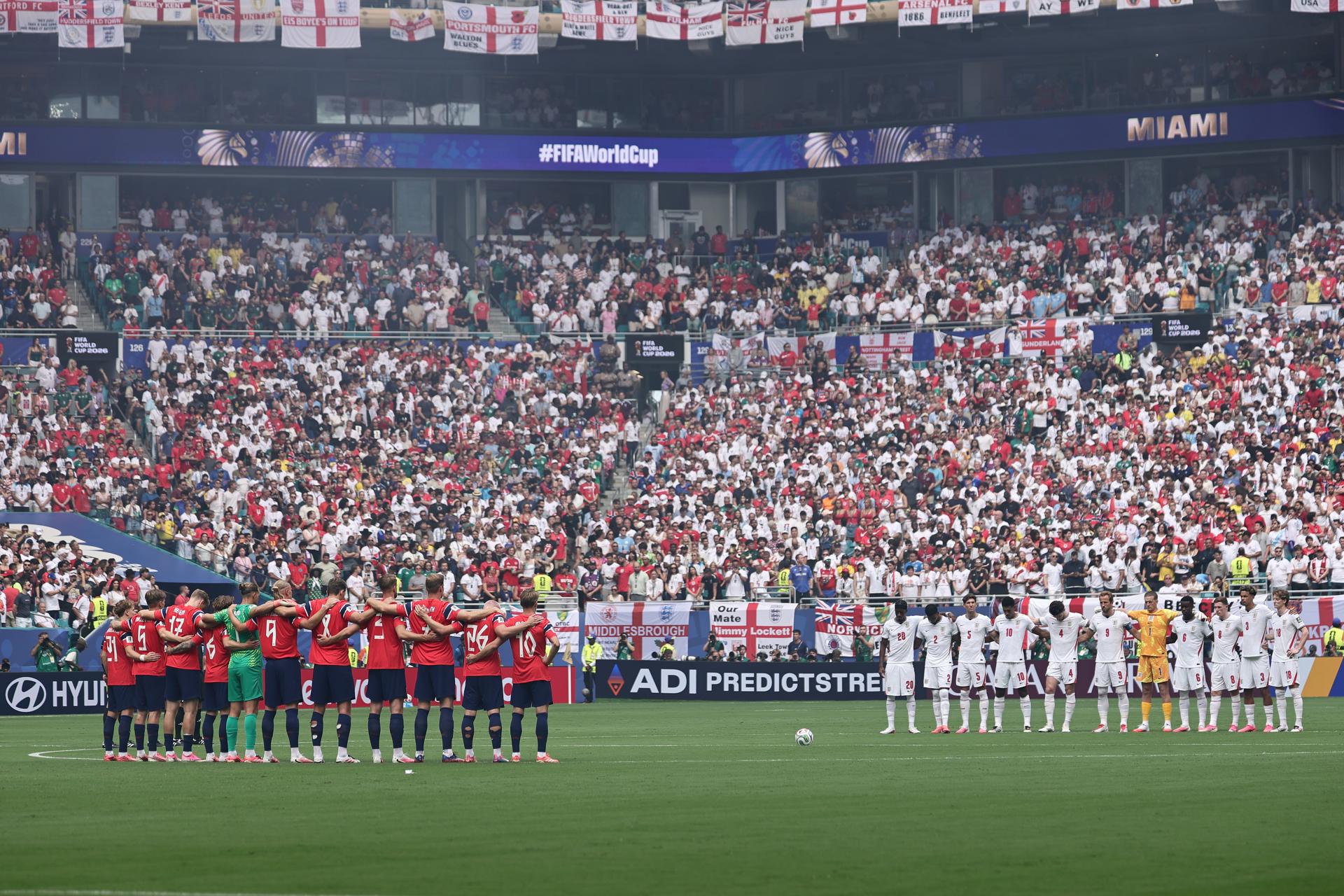 Los jugadores guardan un minuto de silencio en honor al centrocampista sudafricano de la Copa Mundial Jayden Adams, quien falleció a los 25 años antes del partido de cuartos de final de la Copa Mundial de la FIFA 2026. EFE/EPA/RONALD WITTEK
