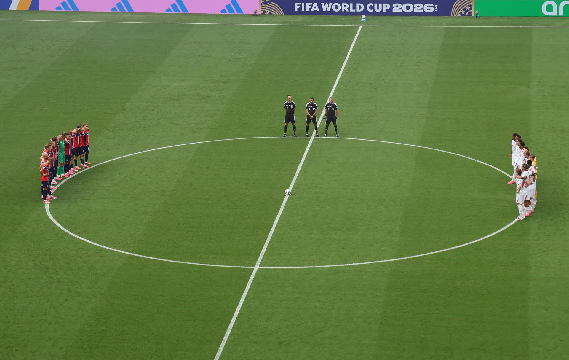 Los jugadores guardan un minuto de silencio en honor al centrocampista del Mundial de Sudáfrica Jayden Adams, quien falleció a los 25 años antes del partido de cuartos de final del Mundial de la FIFA 2026. EFE/EPA/CRISTOBAL HERRERA-ULASHKEVICH
