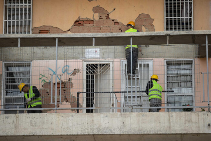 Personas trabajan este jueves en un edificio afectado por el doble terremoto en Caracas (Venezuela). EFE/ Ronald Peña R
