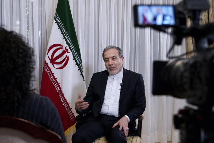 Fotografía de archivo en la que se captó al ministro iraní de Exteriores, Abás Araqchí, durante una entrevista con EFE, en Lisboa (Portugal). EFE/Jorge Jerónimo
