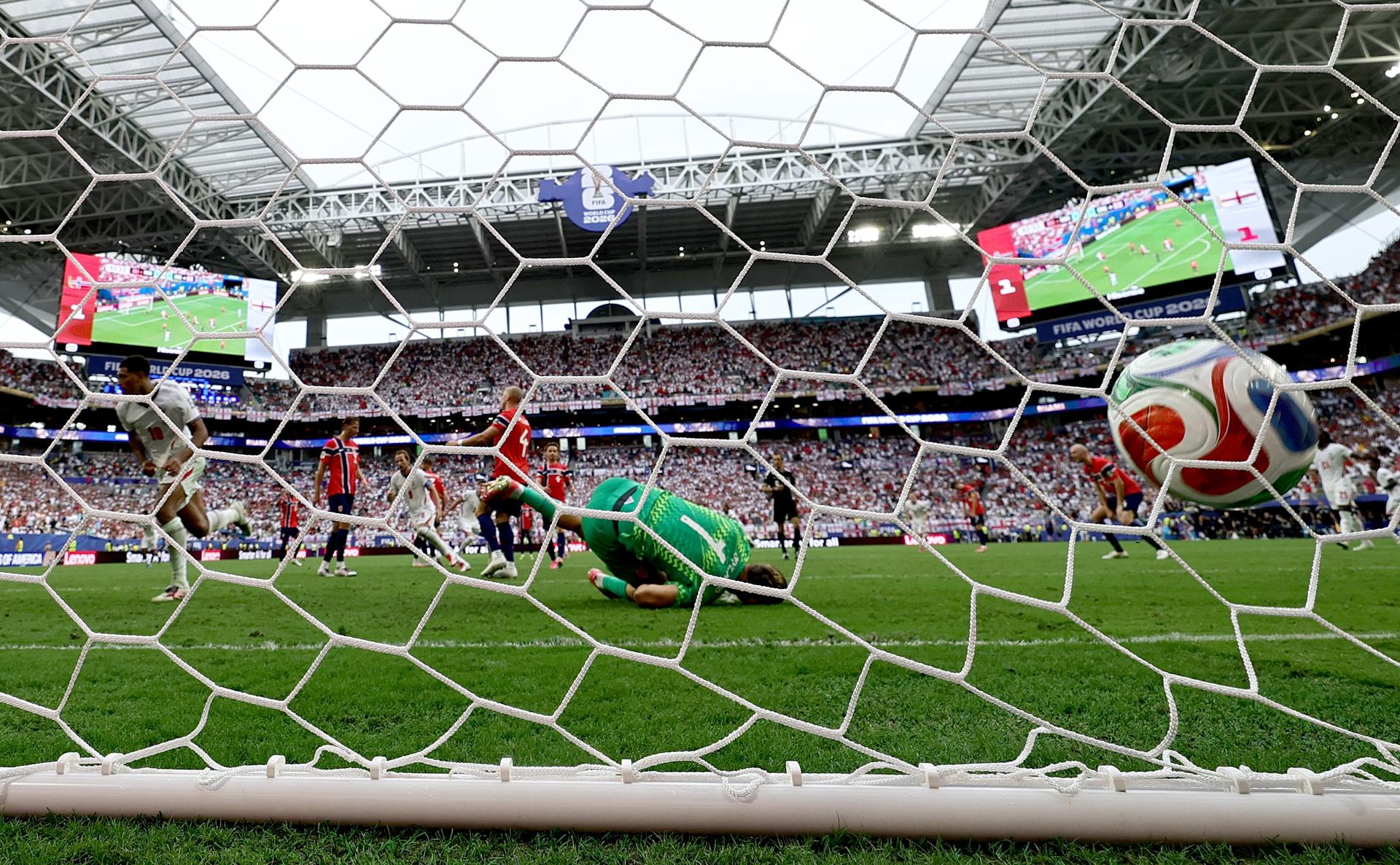 Jude Bellingham (i) de Inglaterra comienza a celebrar tras anotar su segundo gol durante el partido de cuartos de final del Mundial de la FIFA 2026. EFE/EPA/RONALD WITTEK
