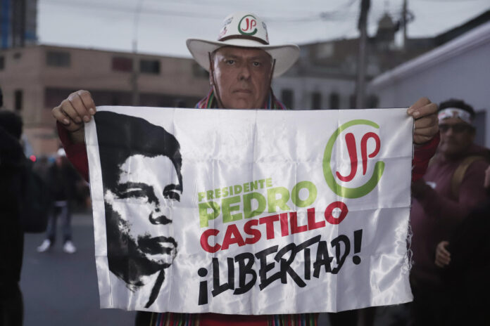 Fotografía de archivo en la que se registró a seguidor del partido político Juntos Por el Perú al sostener un pendón que pide la libertad del expresidente peruano Pedro Castillo, en Lima (Perú). EFE/Sebastián Blanco
