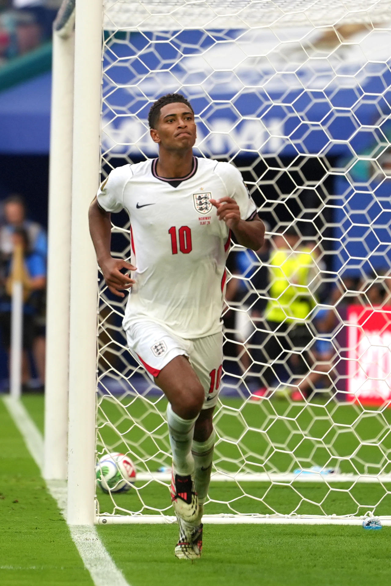 Jude Bellingham, de Inglaterra, celebra un gol en un partido de cuartos de final del Mundial de la FIFA 2026 entre Noruega e Inglaterra en el estadio Hard Rock en Miami (Estados Unidos).  EFE/ Alberto Boal
