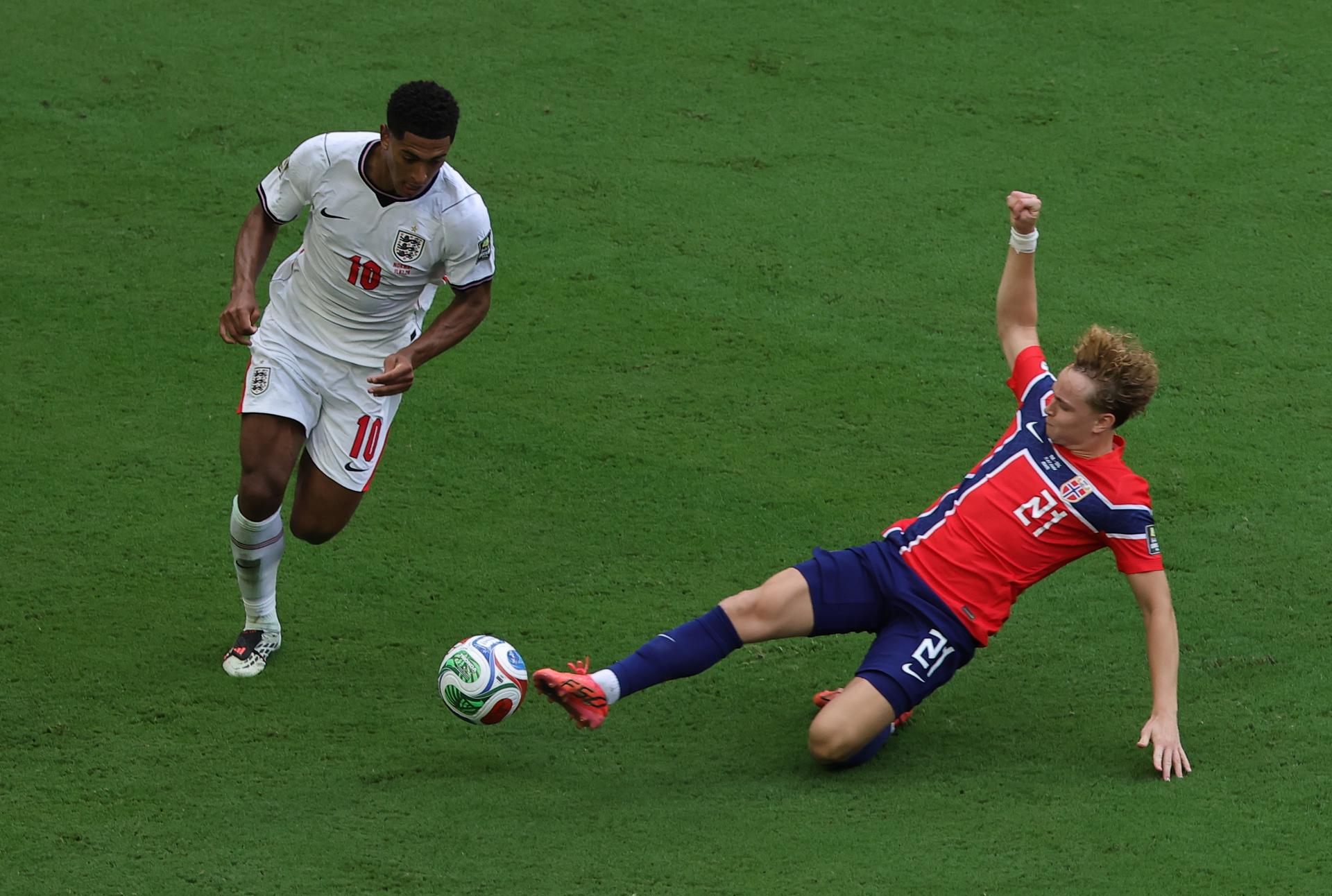 Jude Bellingham (i), de Inglaterra, y Andreas Schjelderup, de Noruega, en acción durante el partido de cuartos de final del Mundial 2026 entre Noruega e Inglaterra en Miami (EE.UU.). EFE/CRISTOBAL HERRERA-ULASHKEVICH
