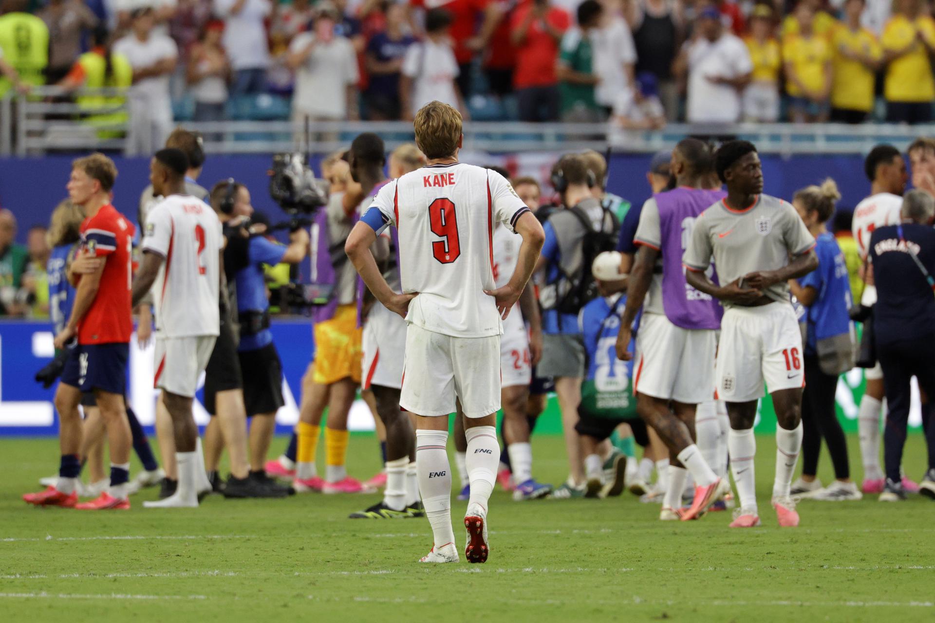 Harry Kane, capitán de la selección de Inglaterra (de espalda), afirmó este sábado en Miami que el equipo "todavía tiene margen para mejorar" antes de jugar la próxima semana por un cupo en la final del Mundial. EFE/ Alberto Boal
