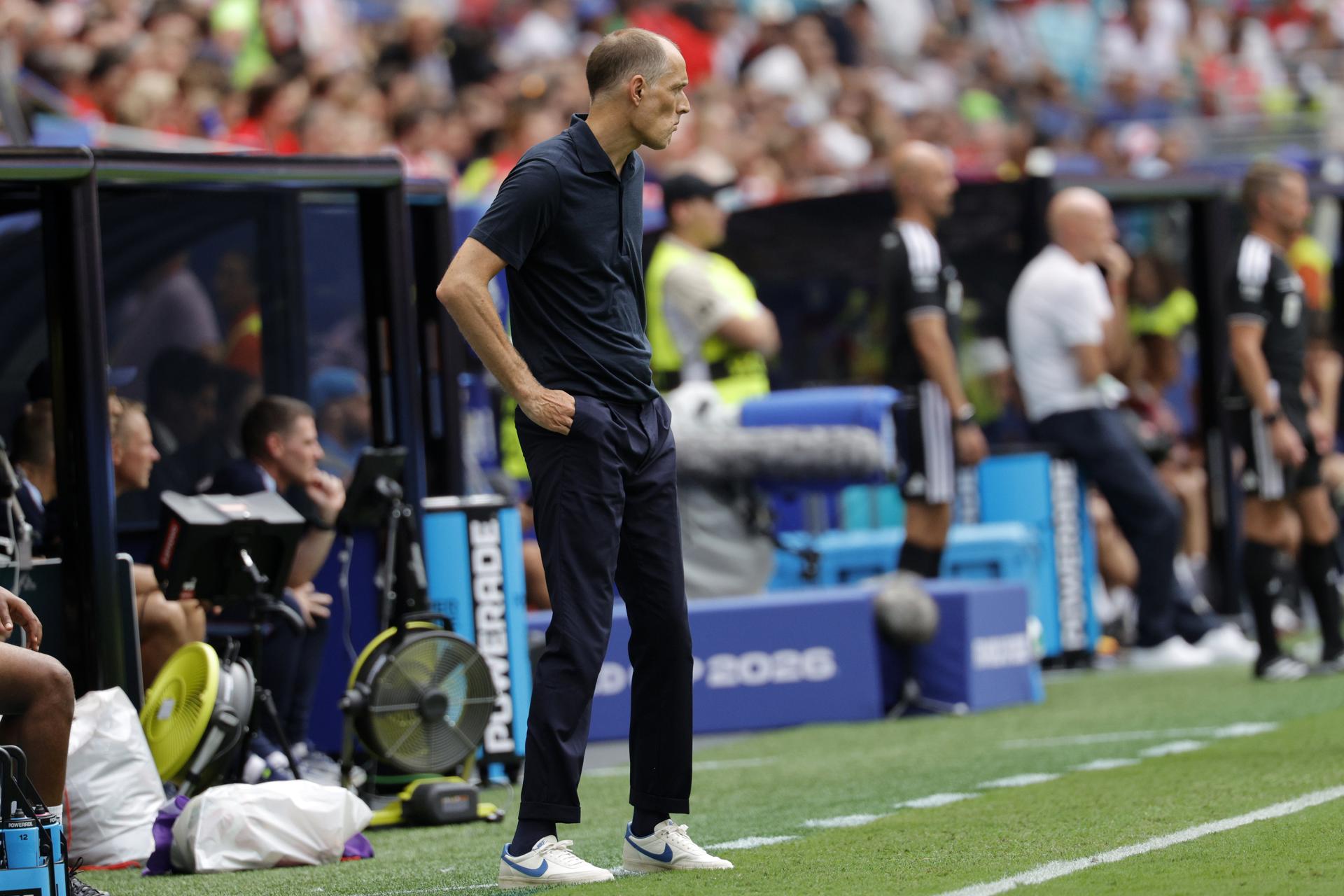 El seleccionador de Inglaterra, Thomas Tuchel, observa el partido de cuartos de final del Mundial 2026 frente a Noruega en Miami. EFE/EPA/SHAWN THEW
