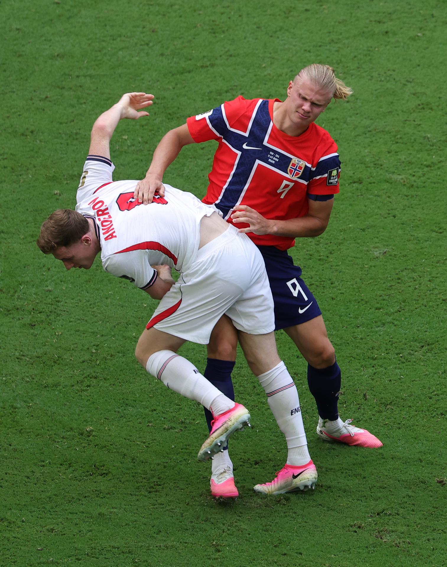 Elliot Anderson (i), de Inglaterra, y Erling Haaland, de Noruega, en acción durante el partido de cuartos de final del Mundial 2026 entre Noruega e Inglaterra en Miami (EE.UU.). EFE/CRISTOBAL HERRERA-ULASHKEVICH
