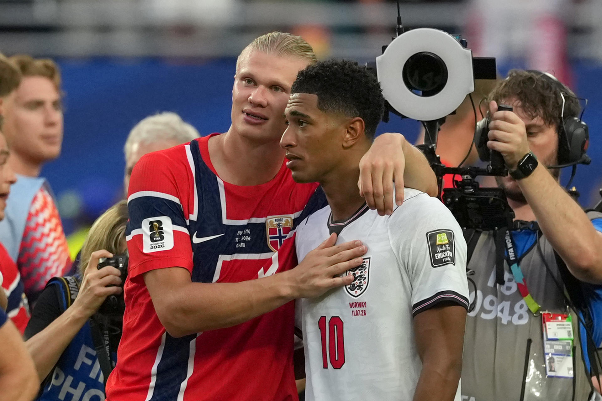 Erling Haaland (i), de Noruega, abraza a Jude Bellingham, de Inglaterra, al final del partido de cuartos de final del Mundial de la FIFA 2026 entre Noruega e Inglaterra en el estadio Hard Rock en Miami (Estados Unidos). EFE/ Octavio Guzmán
