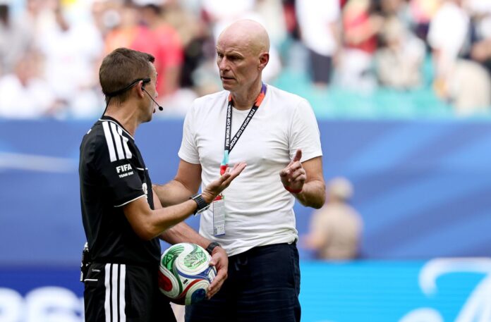 Stale Solbakken, seleccionador de Noruega, habla con el árbitro Clement Turpin en el entretiempo del partido ante Inglaterra. EFE/EPA/RONALD WITTEK
