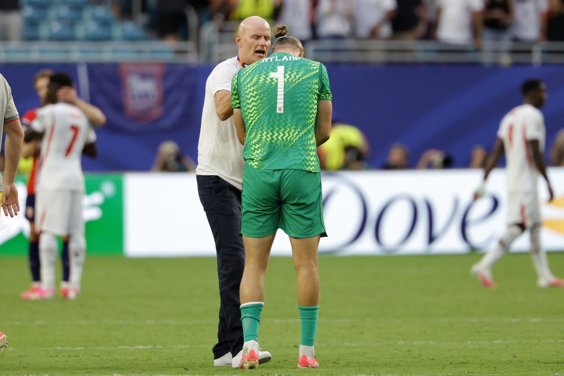 Stale Solbakken consuela al portero noruego Orjan Nyland después de perder por 1-2 ante Inglaterra en la prórroga en los cuartos de final del Mundial 2026. EFE/EPA/SHAWN THEW
