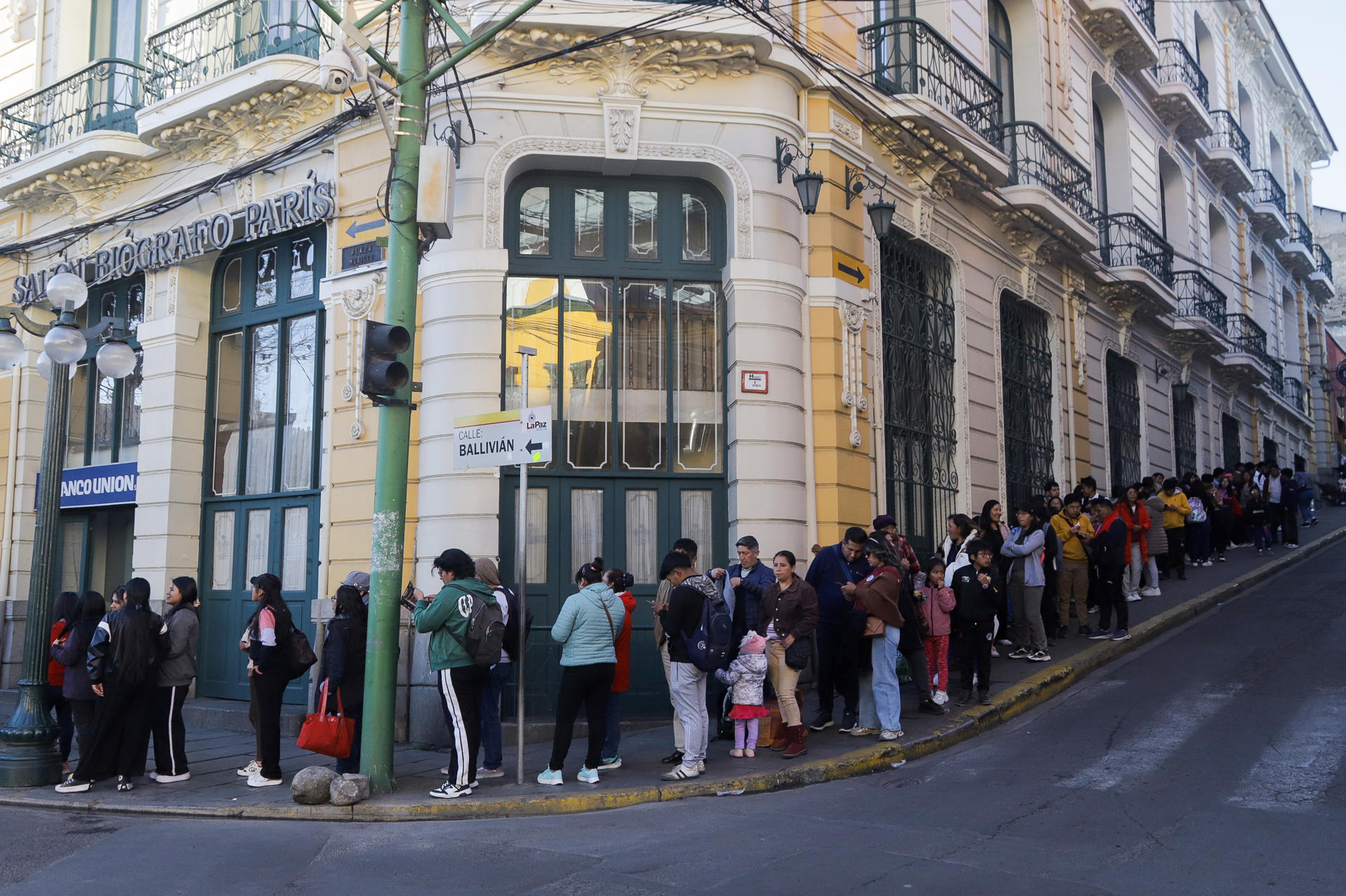 Personas hacen fila fuera de un museo durante la 'Larga Noche de Museos' que fue postergada debido a los conflictos sociales que afrontó Bolivia entre mayo y junio, en un "reencuentro" para disfrutar de más de 600 actividades culturales impulsadas por instituciones estatales y privadas este sábado, en La Paz (Bolivia). EFE/ Gabriel Márquez
