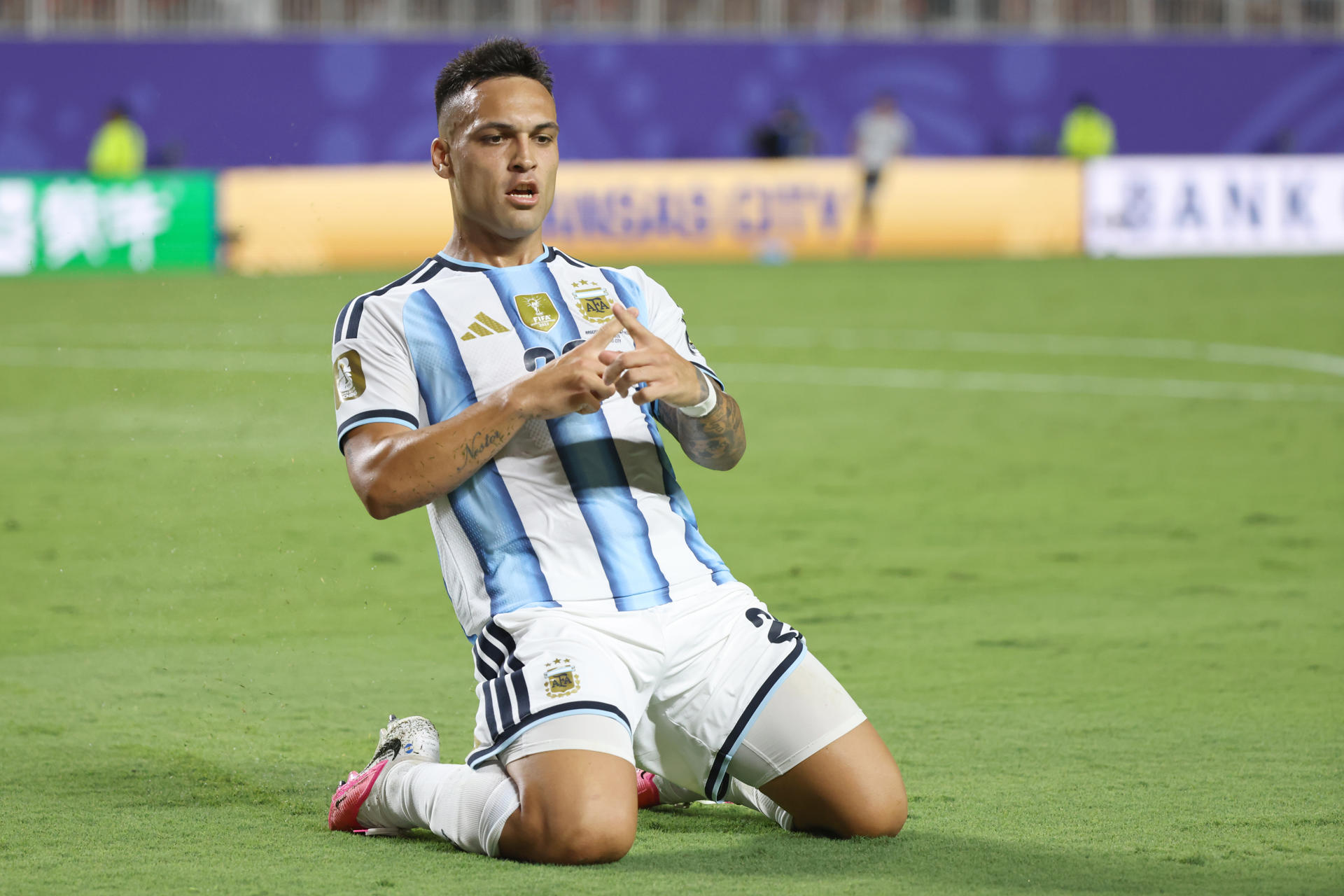 Lautaro Martínez, de Argentina, celebra un gol en un partido de cuartos de final del Mundial de la FIFA 2026 entre Argentina y Suiza en el estadio Arrowhead de Kansas (EE.UU.). EFE/ Kenneth Fernández
