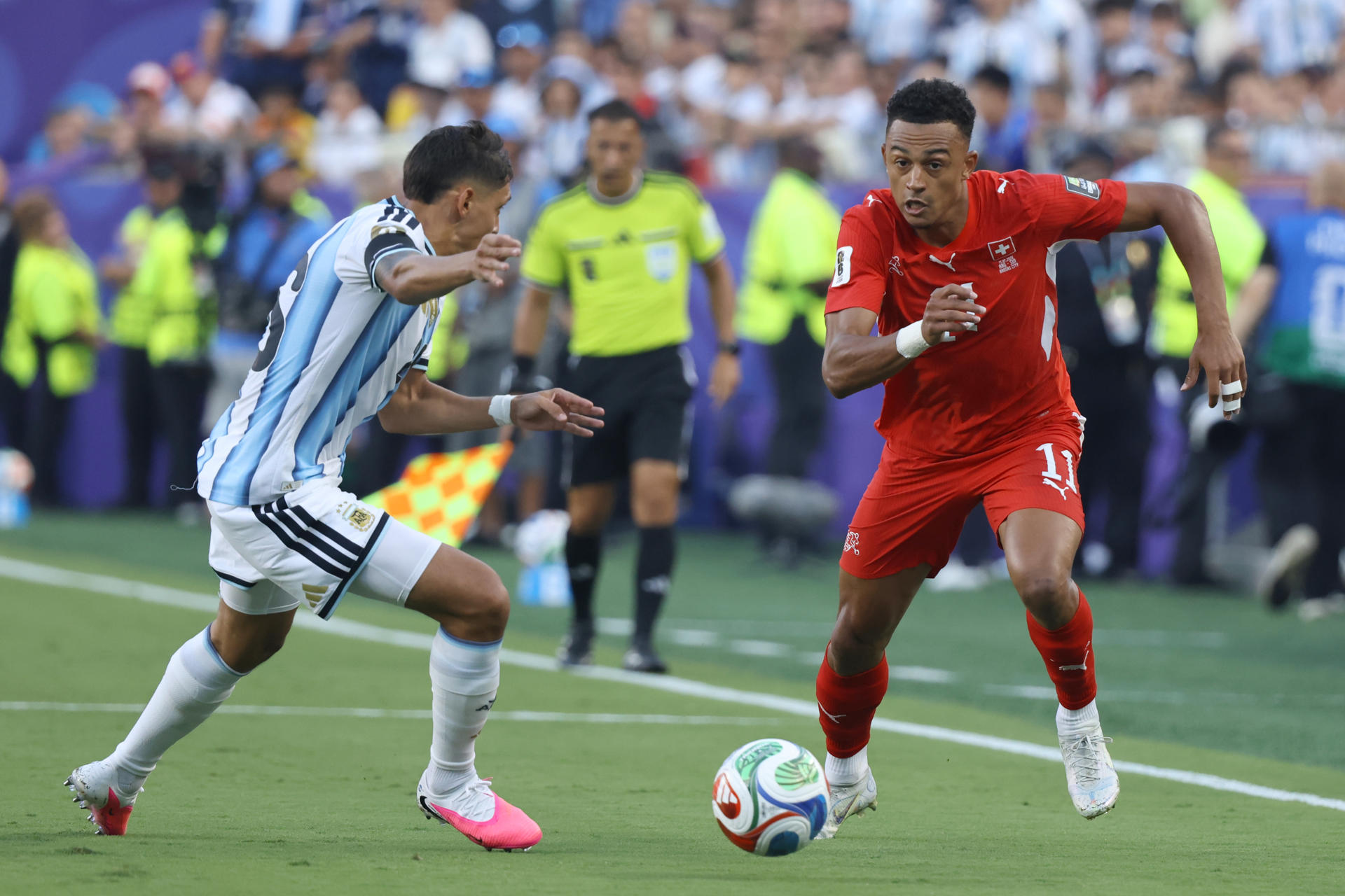 Nahuel Molina (i), de Argentina, disputa un balón con Dan Ndoye, de Suiza, en un partido de cuartos de final del Mundial de la FIFA 2026 entre Argentina y Suiza en el estadio Arrowhead de Kansas (EE.UU.). EFE/ Kenneth Fernández

