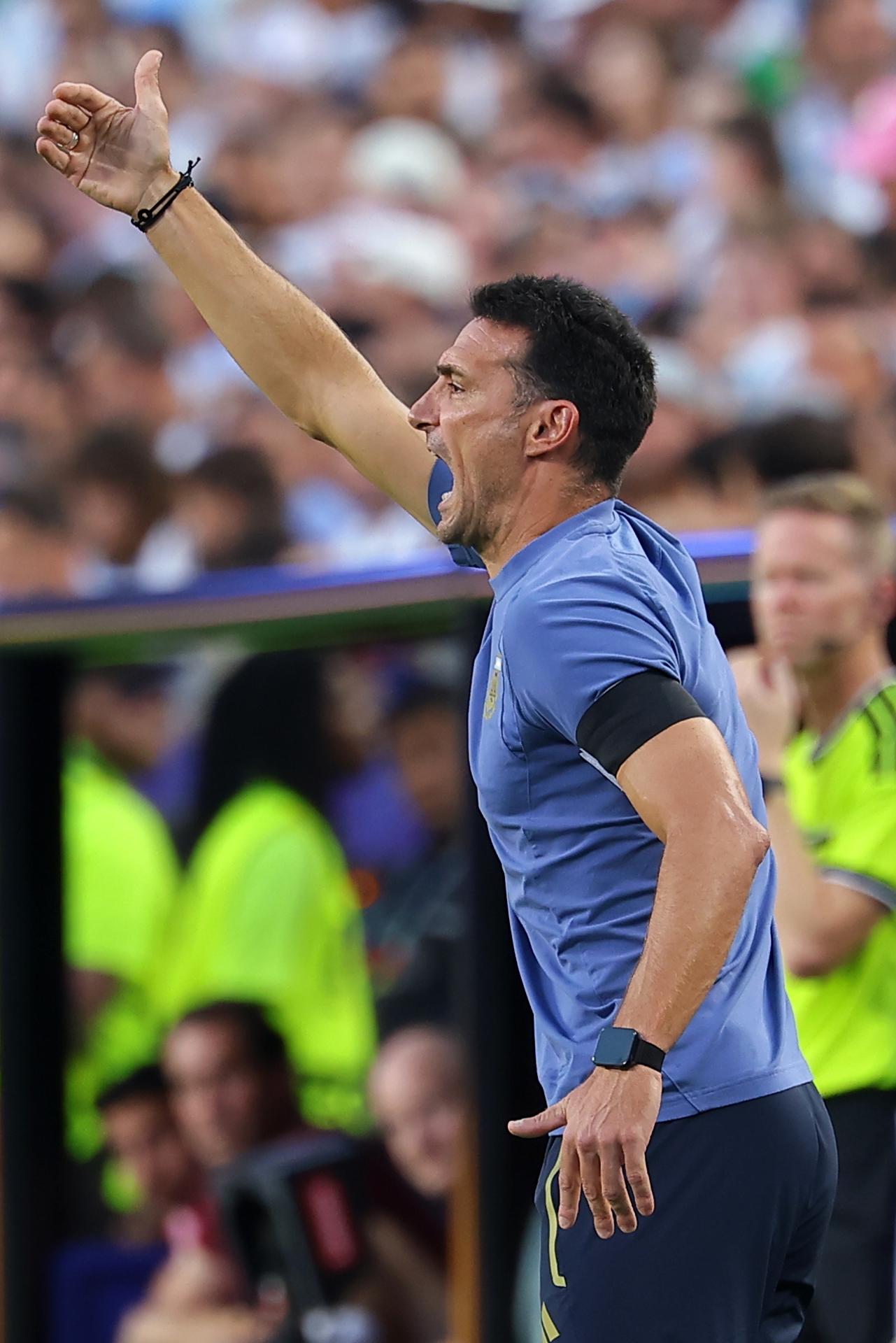 El seleccionador de Argentina, Lionel Scaloni (d), definió este sábado como "un partido histórico" la victoria en tiempo de alargue por 3-1 sobre Suiza que les ha dado el pase a las finales del Mundial, este miércoles contra Inglaterra en Atlanta, pero admitió que hay cosas para mejor. EFE/EPA/CHRISTOPHER NEUNDORF